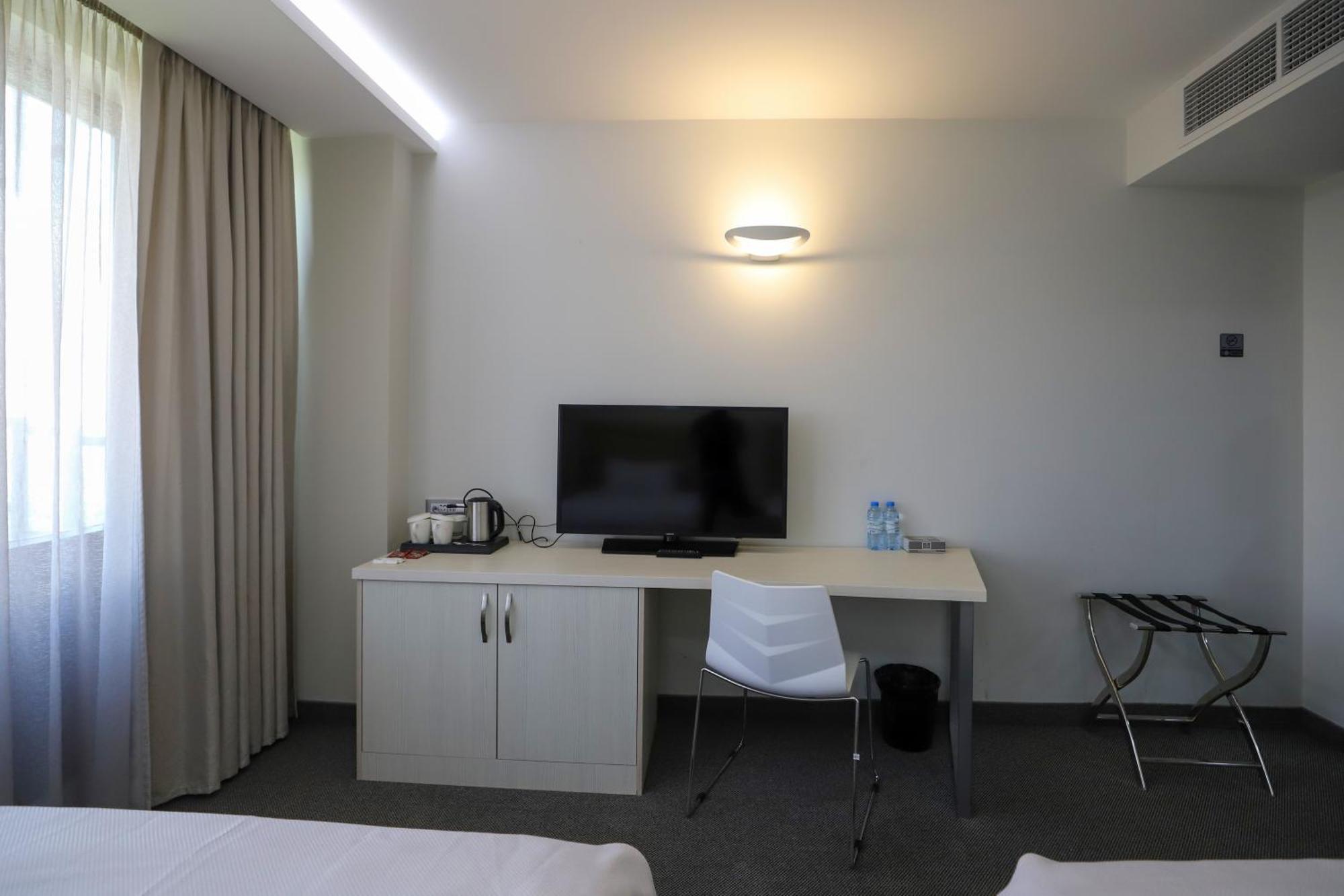 Hrazdan Hotel Jerevan Buitenkant foto